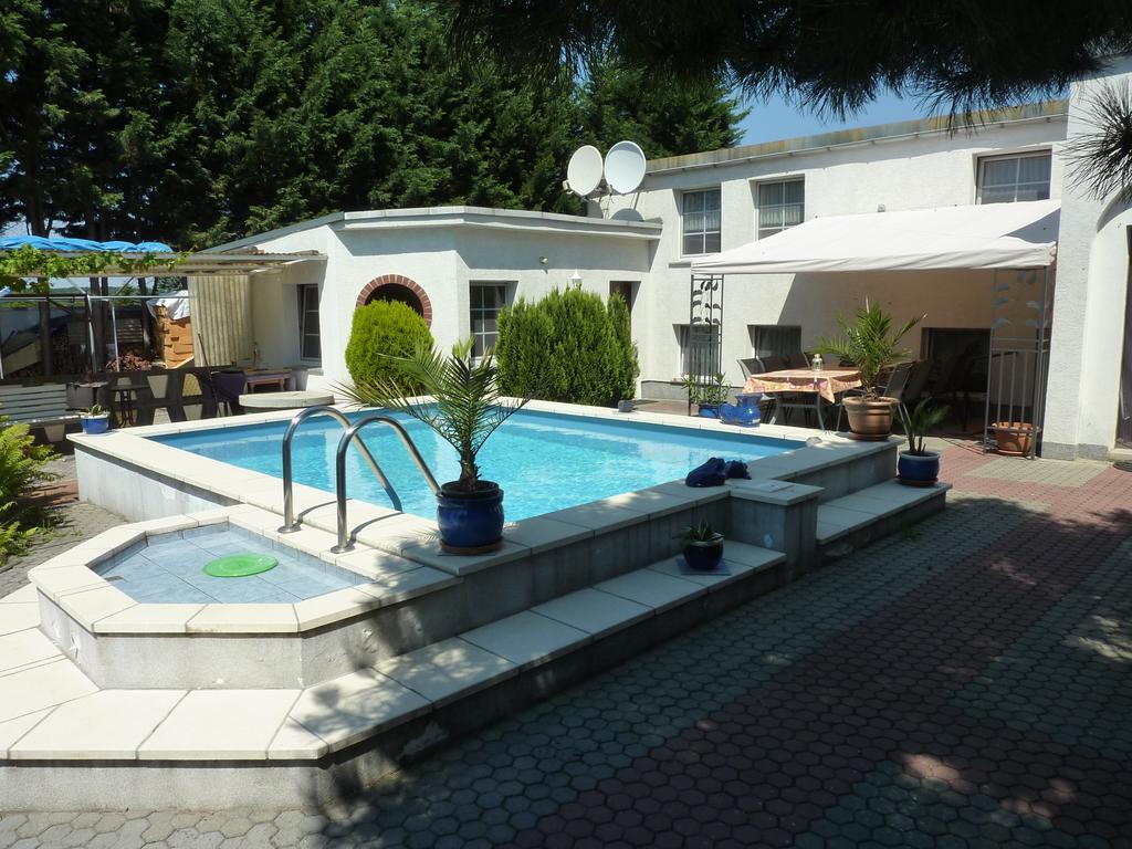 Neuseusslitz Pension Muench "Am Anger" מראה חיצוני תמונה